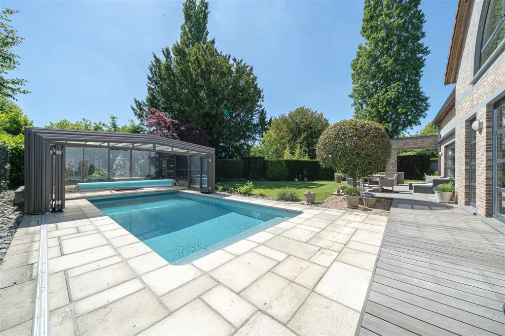 Recent Villa with Pool in Waterloo