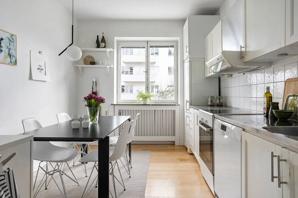 Söögituba - Corner Flat with Abundant Light in Lund
