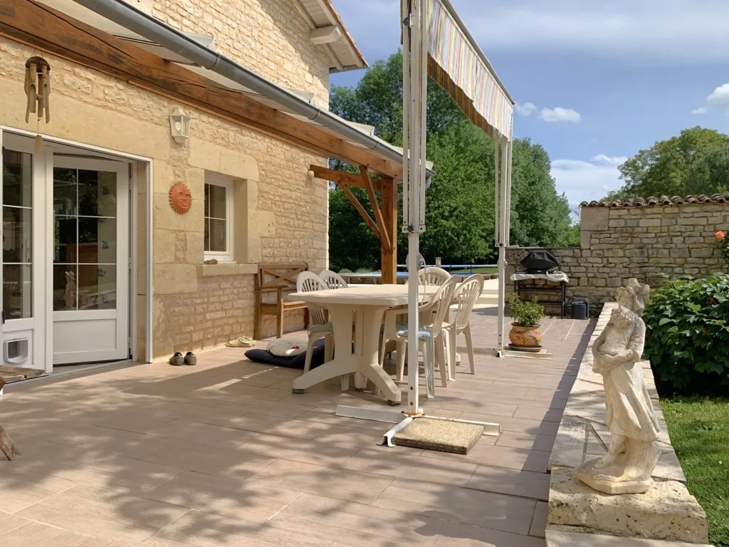 Terrasse - Moulin Rénové avec Piscine et Parc près de Niort