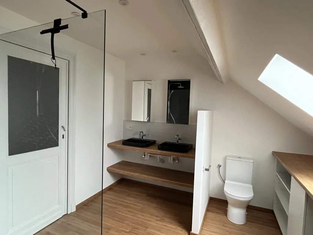 Salles de bain - Duplex Rénové avec Balcon à Schaerbeek