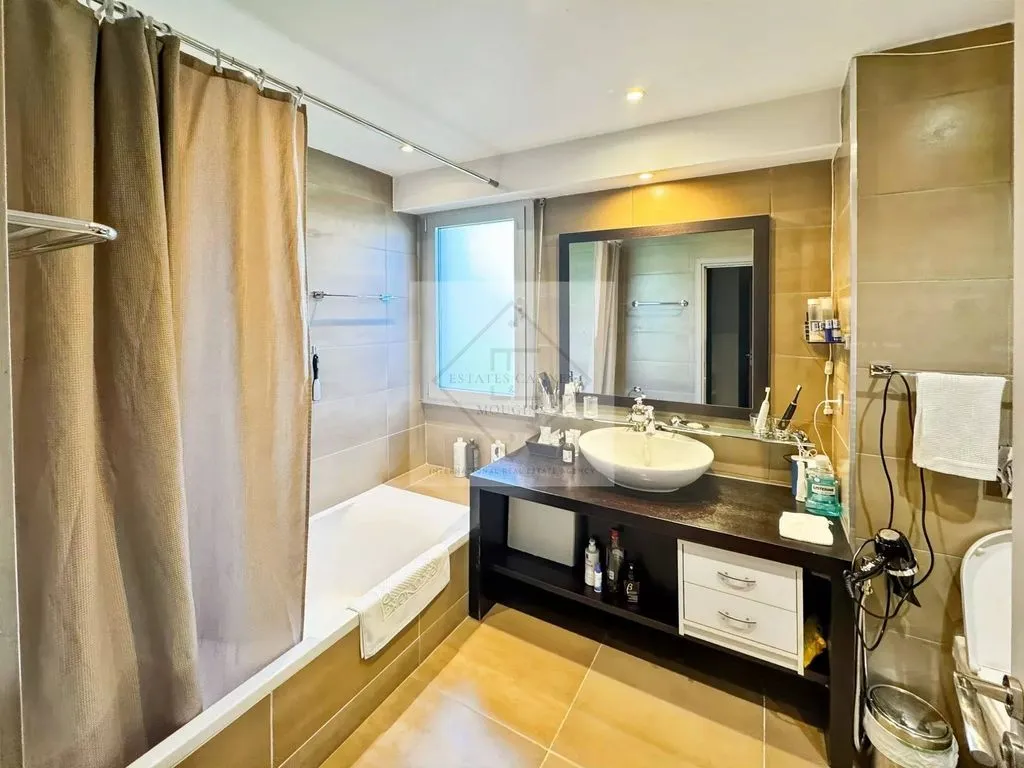 Bathrooms - Luxury Apartment with Pools in Cannes