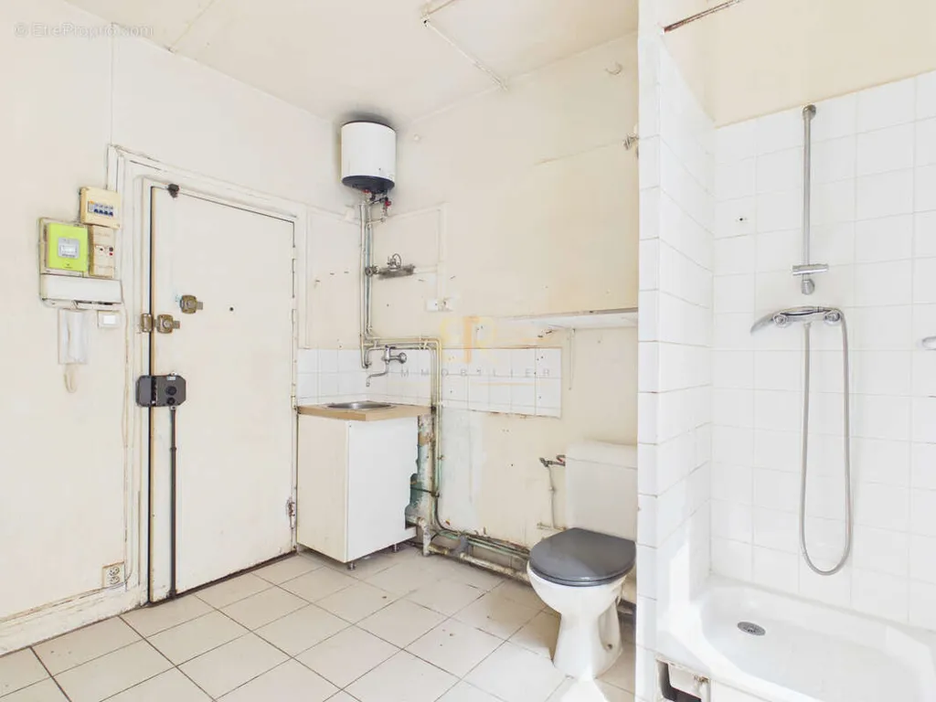 Vannitoad - Studio with High Ceilings in Paris 10th