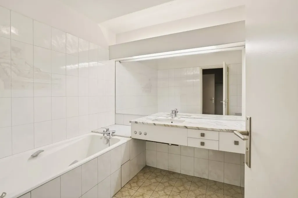 Vannitoad - 3-Bedroom Apartment with Potential in Nice