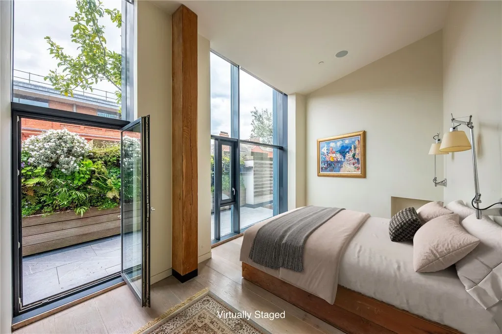 Bedrooms - 3-bedroom property in London