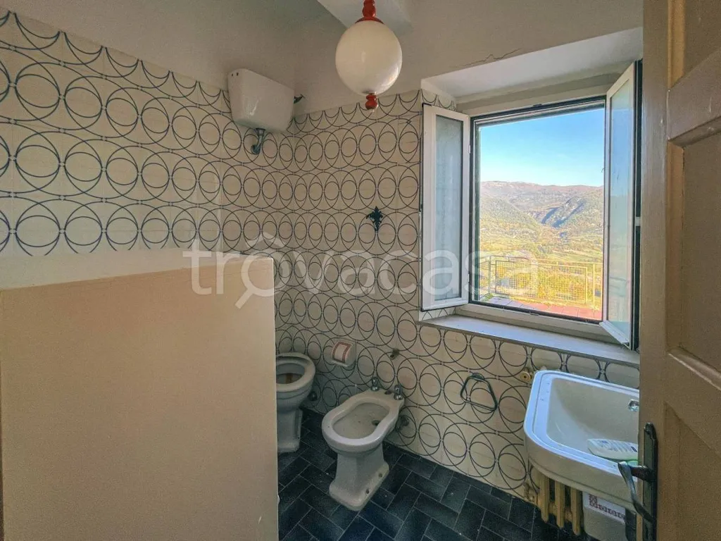Salles de bain - Rustic Villa to Renovate with Panoramic Terrace in Configni