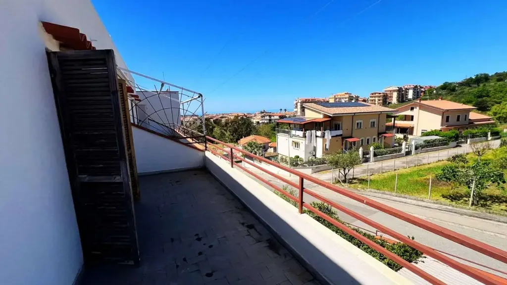 Rõdu - Panoramic Apartment with Balcony in Scalea