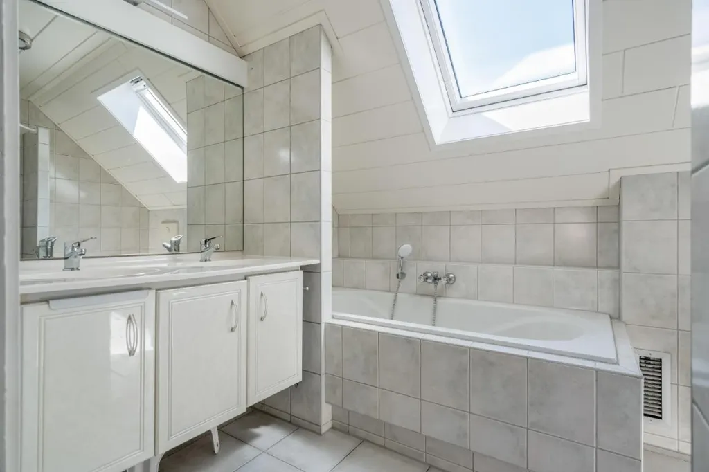 Salles de bain - Characterful Bungalow with Garden in Hasselt