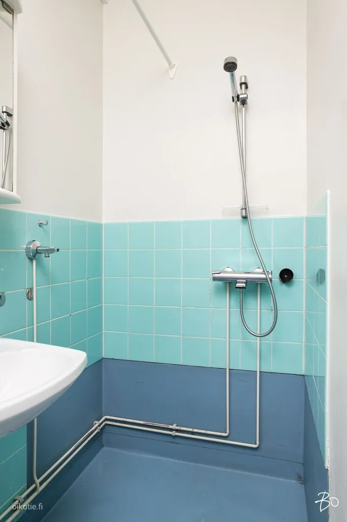 Bathrooms - Spacious Top-Floor Apartment with Balcony in Kaleva