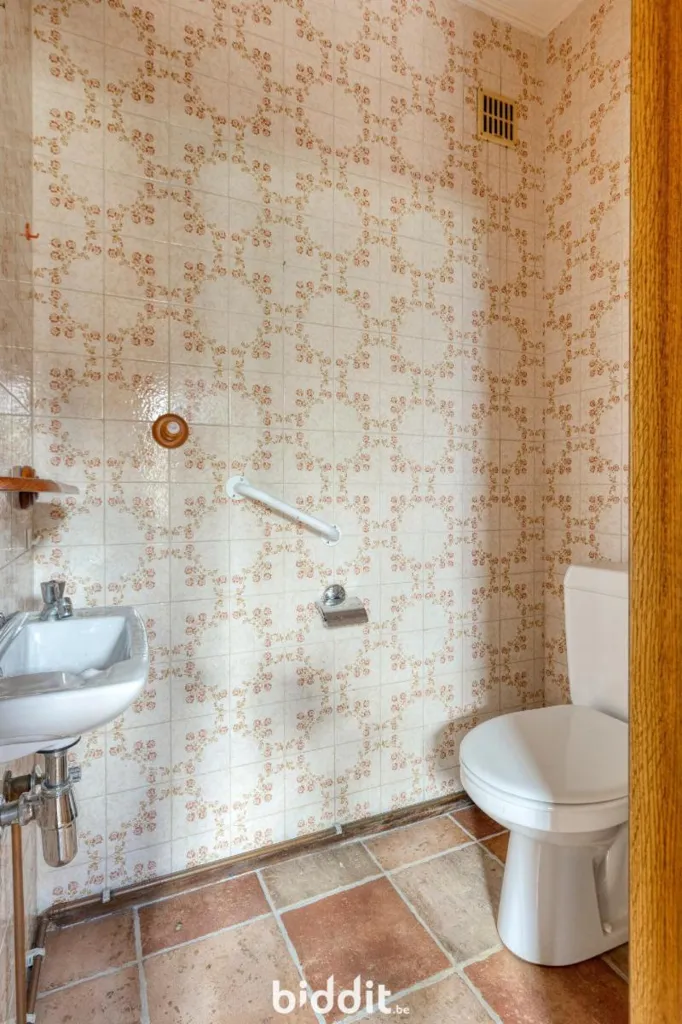 Bathrooms - Rustic Semi-detached House with Garden near Ghent