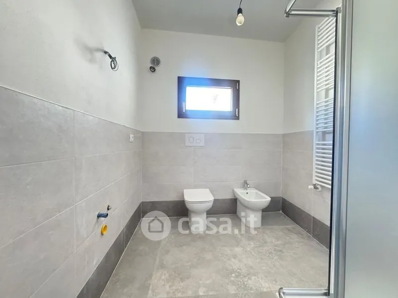 Salles de bain - Rear-Facing Apartment with Balcony in Gambolò