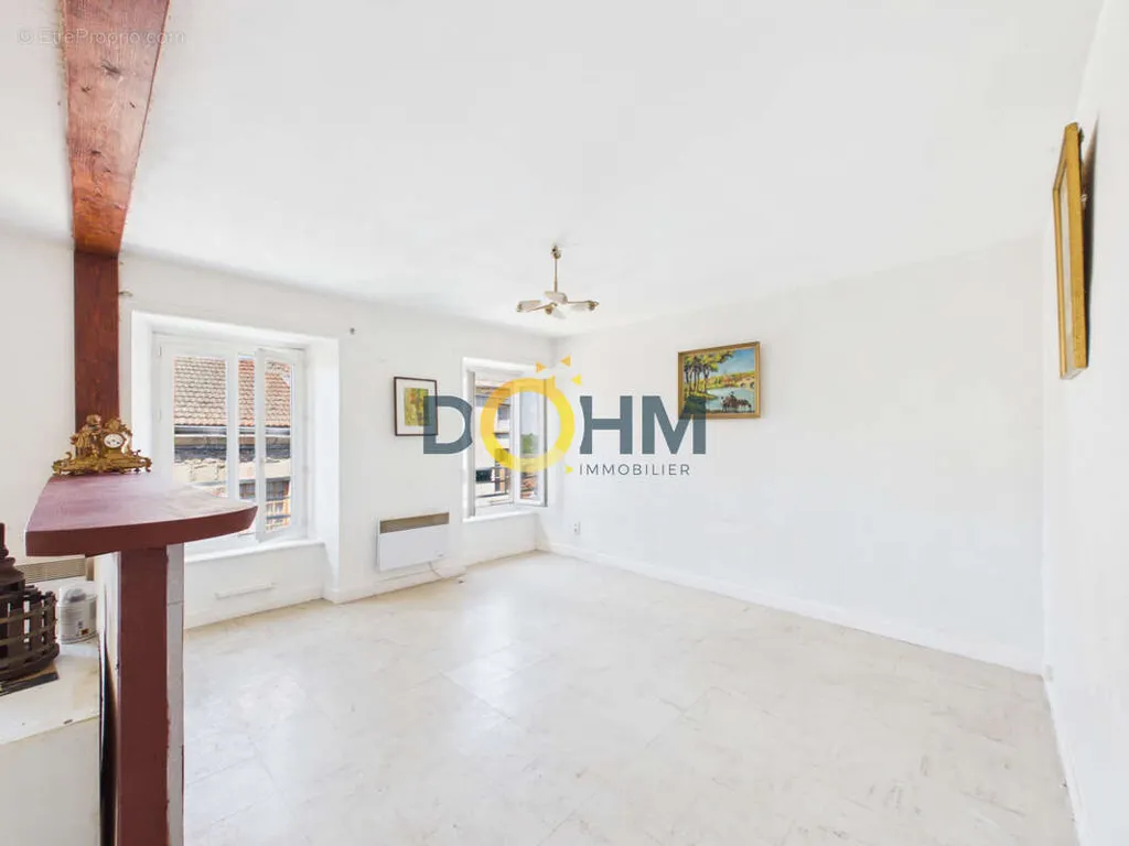 Séjour - Immeuble avec 3 Appartements en Centre Bourg à La Chaise-Dieu