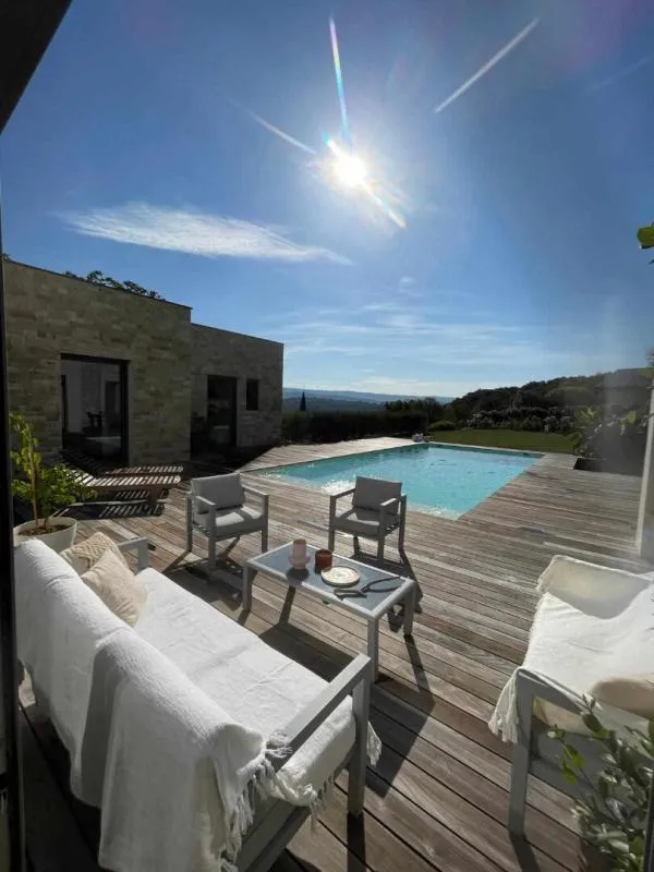 Piscine - Maison Contemporaine avec Piscine au Village de Ramasse