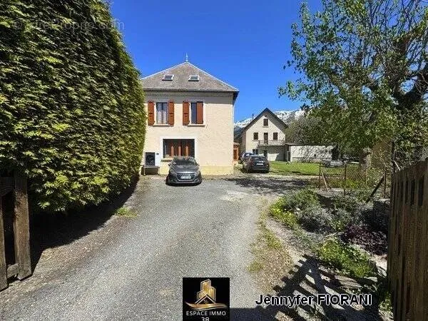Välivaade - Terraced House with Garden in Pierre-Chatel
