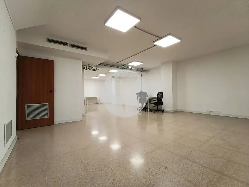 Bureau - Commercial Space with Large Facade in Comte Borrell