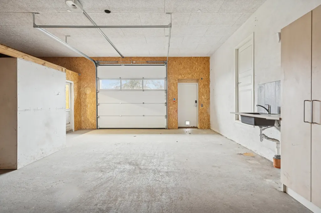 Garage - Fenced Villa with Garden in Vojens