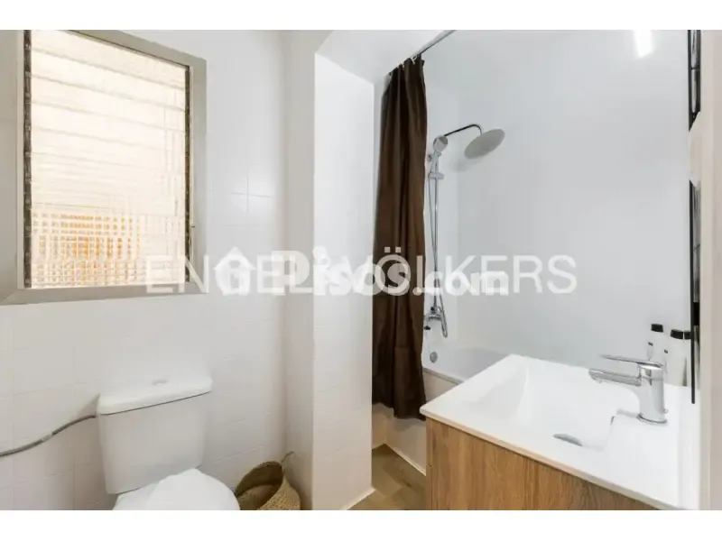 Vannitoad - Fully Renovated Flat in En Corts, Valencia