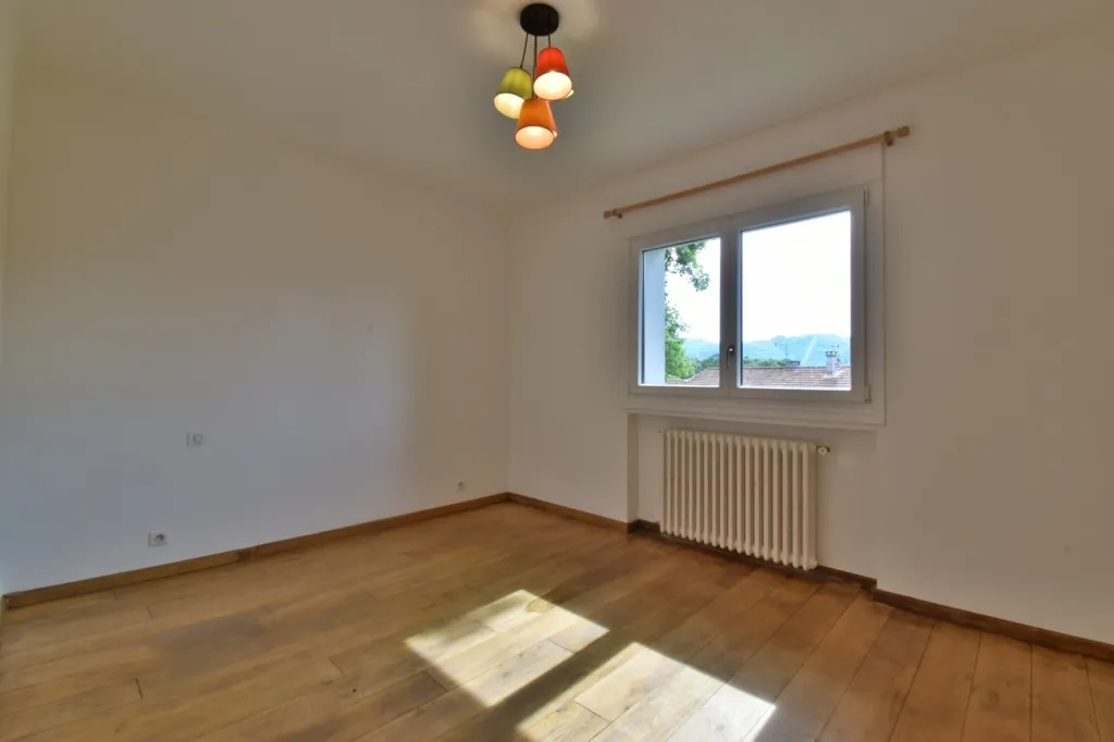 Rooms - Renovated House with Pool in Château Arnaux