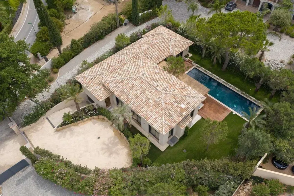 Vue aérienne - Villa Luxueuse avec Piscine à Saint-Tropez
