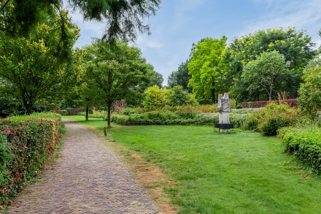 Jardin - 4-Bedroom Apartment with Balcony in Overvecht