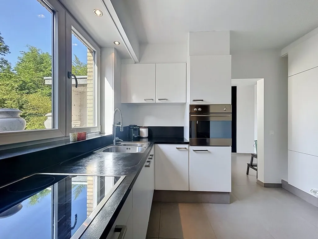 Cucina - Mixed-Use Building with Retail Space in Vrasene