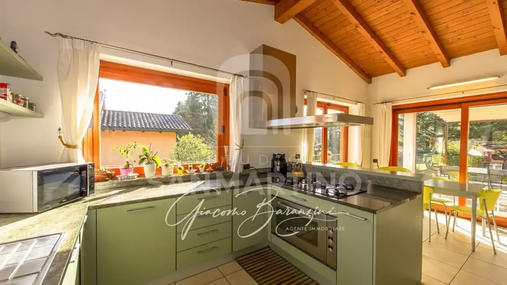 Cuisine - Villa with Garden in Travedona-Monate