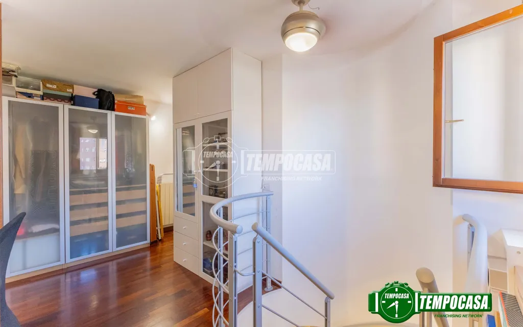 Esik - Modernised Three-Room Flat with Balcony in Milan