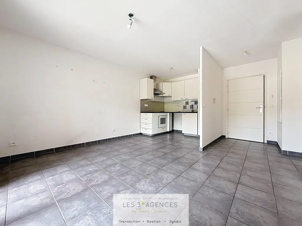 Cuisine - Appartement T2 avec Balcon au Centre de Cogolin