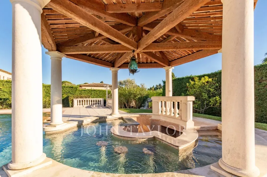 Piscine - Villa Luxueuse avec Vue Mer à Antibes