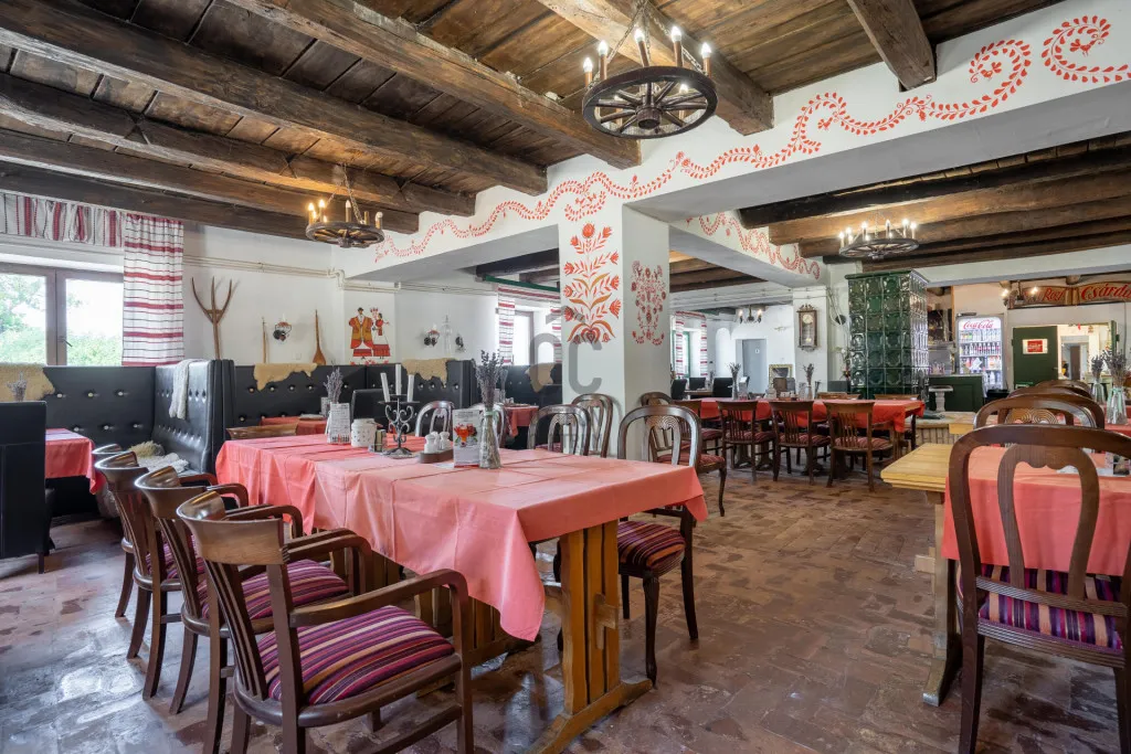 Sala da pranzo - Restaurant with Accommodation in Nemesvita