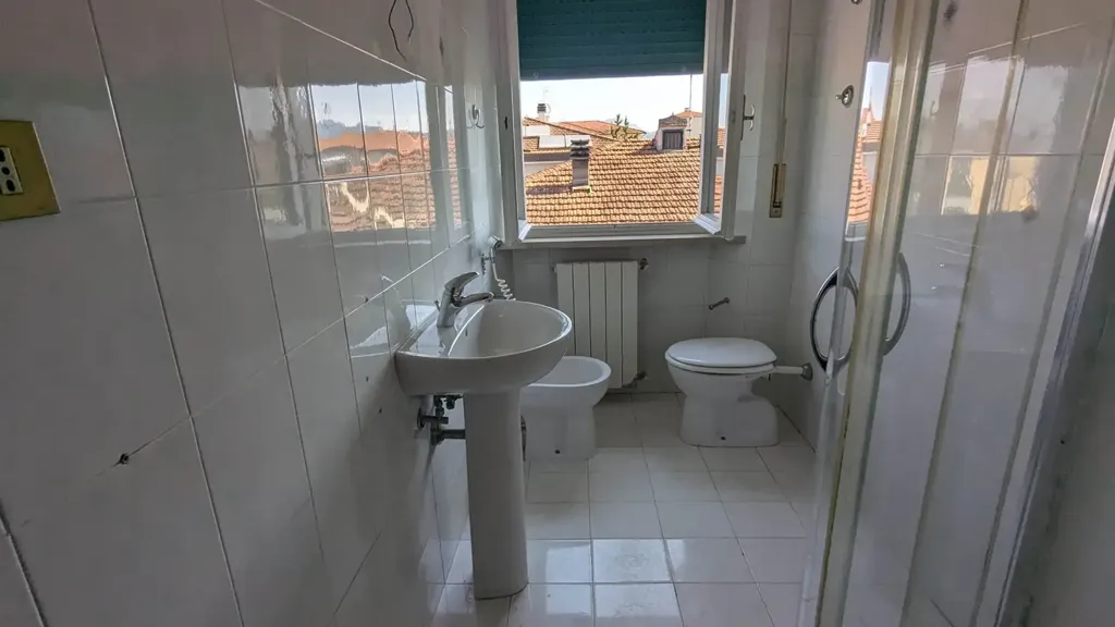 Bathrooms - Four-Room Apartment with Balcony in Pisa