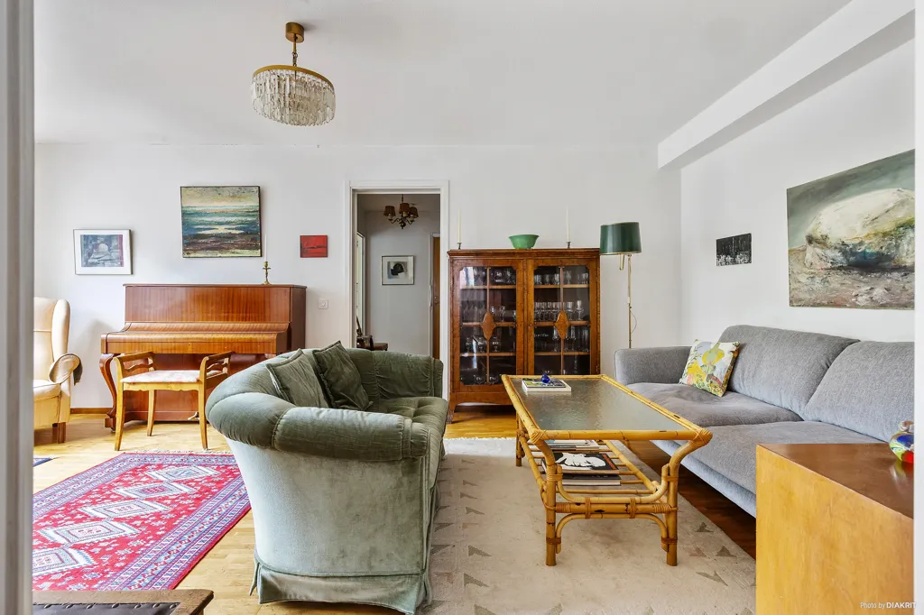 Elutuba - Corner Apartment with Sunny Balcony at Karlaplan