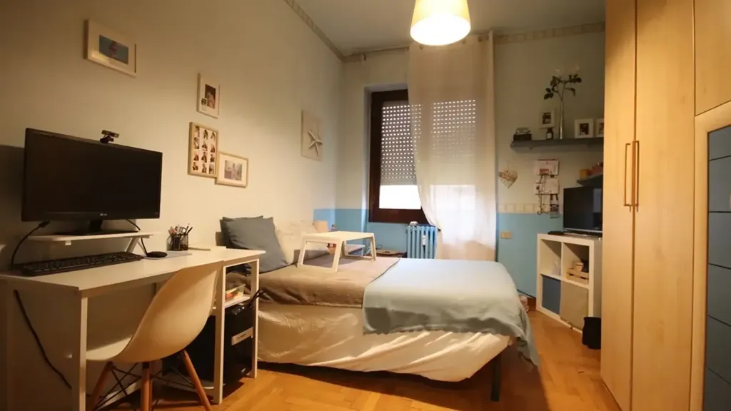 Bedrooms - Four-Bedroom Apartment with Balcony in Monza