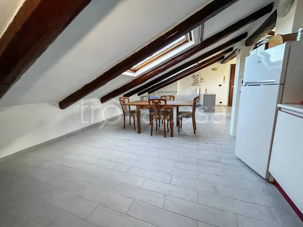 Toad - Rustic Mansard Apartment with Velux Windows in Santena