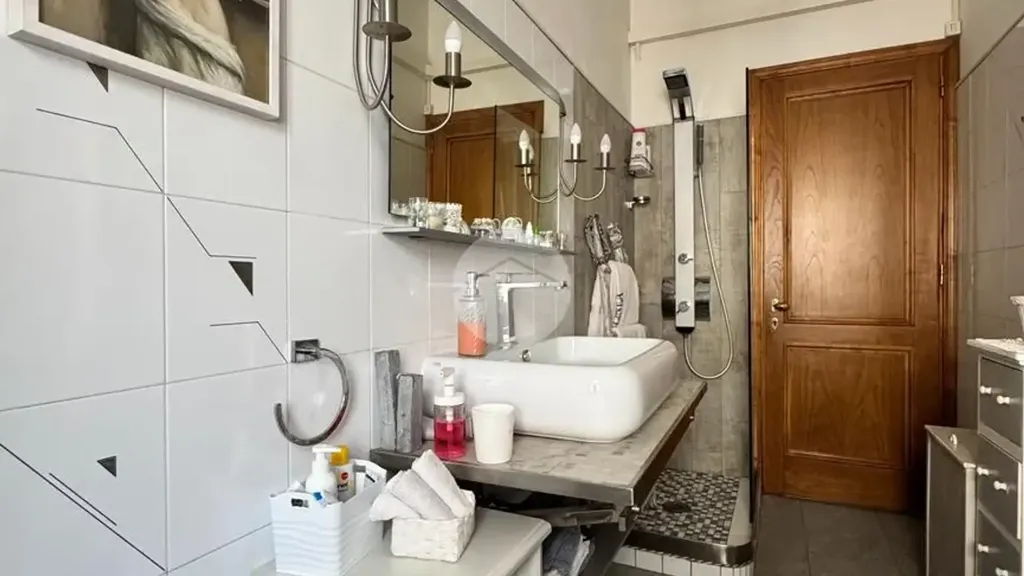 Salles de bain - Rustic-Style Apartment with Balcony in Florence