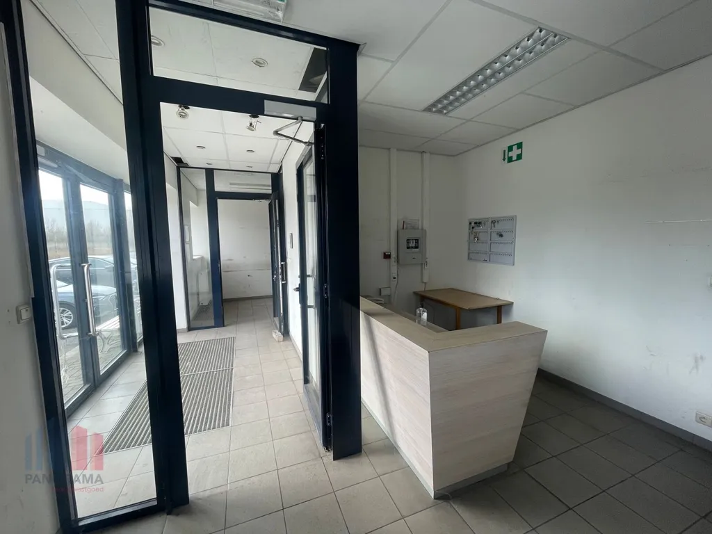 Entrée - Magasin Logistique avec 5 Laadkades à Oostende