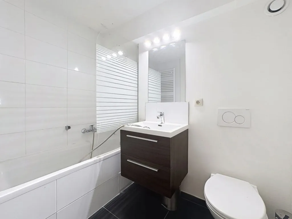 Bagni - Duplex with High Ceilings near Squares District