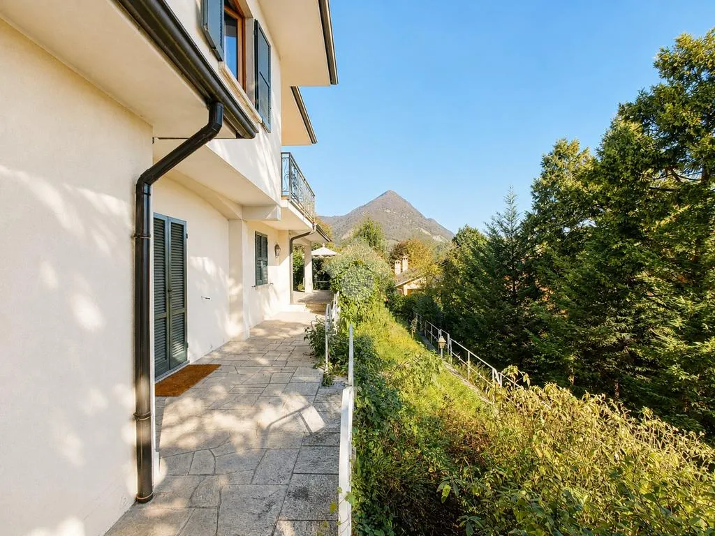 Balcone - Panoramic Villa with Garden in Ponte Lambro