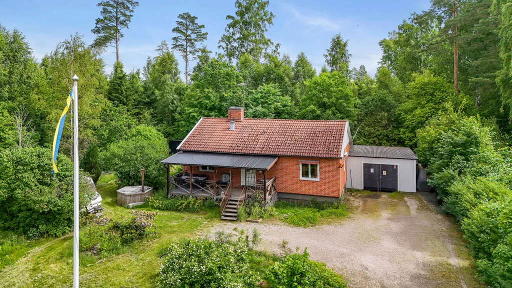 Aerial - 1-Storey Villa with Garden in Alberga