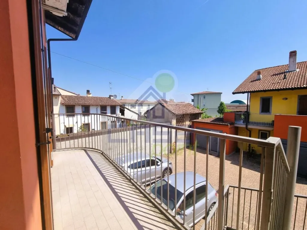 Balcone - Duplex Apartment with Balcony in Brembio