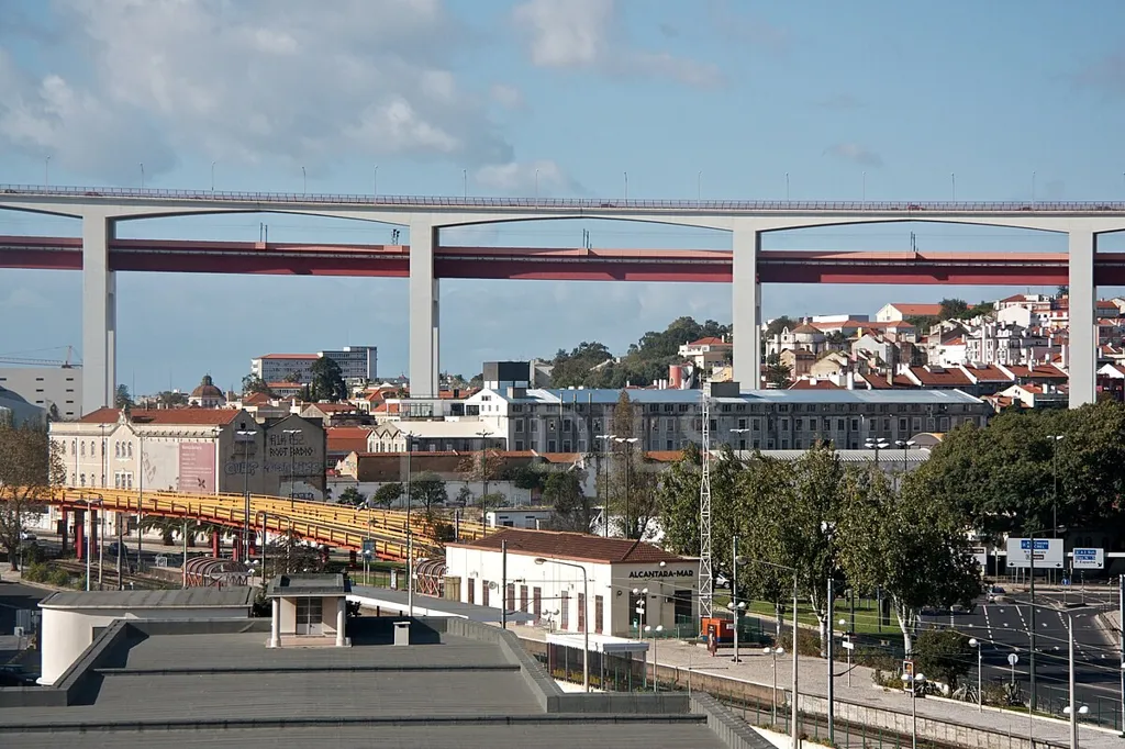 T2 Apartment with Balcony in Alcântara, Lisbon