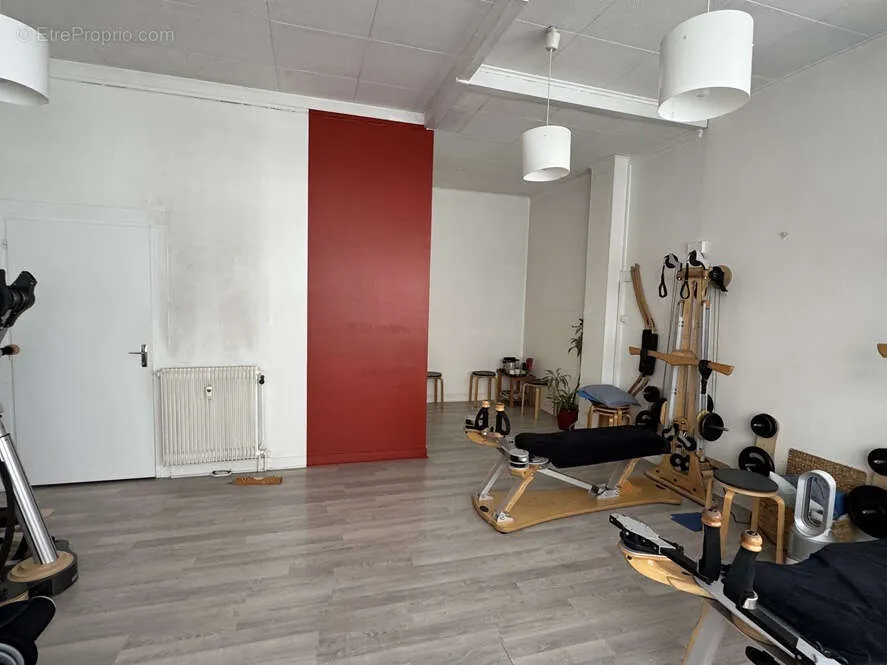 Rooms - Commercial Space with Street Frontage in Ainay