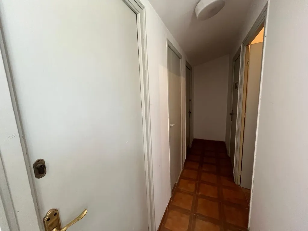 Entrée - Spacious Flat with Balcony in Roses