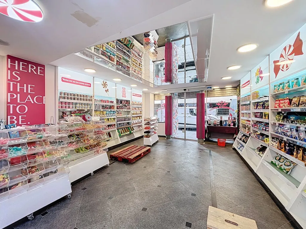 Toad - Commercial Space with Large Frontage in Brussels