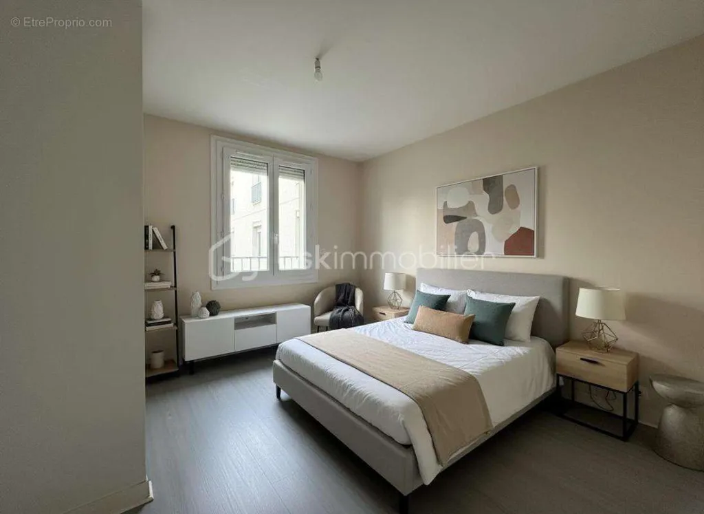 Chambres - Appartement Rénové avec Balcon à Dernier Étage