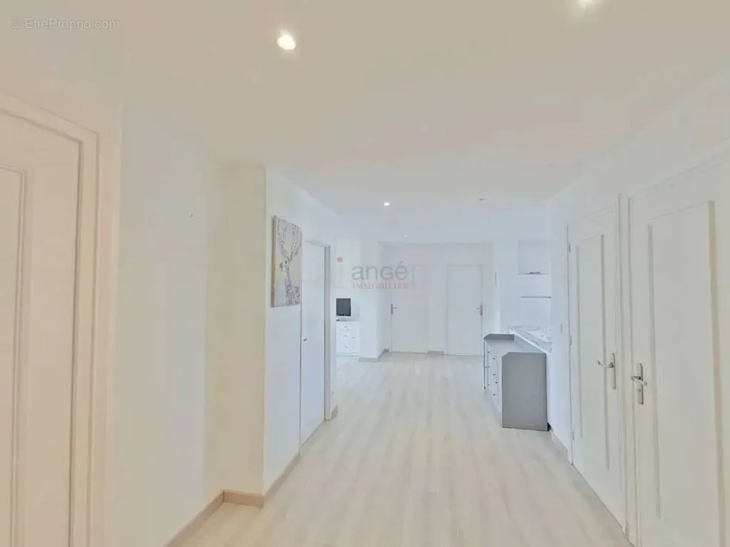 Entrée - Appartement Familial avec Balcon à Montchat, Lyon 3