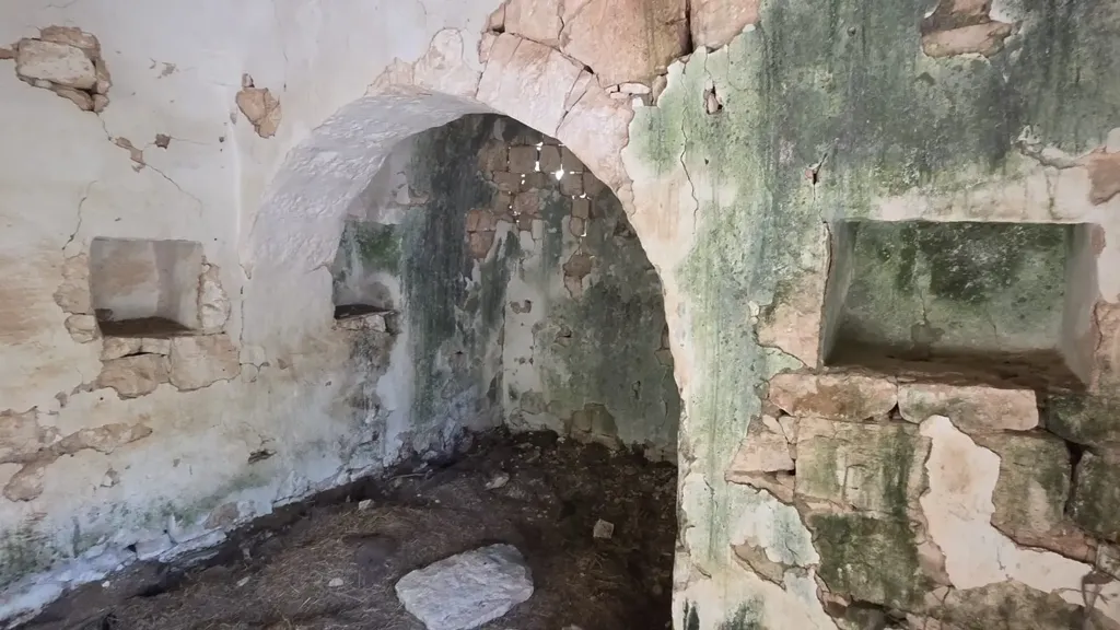 Pièces - Trullo Complex for Renovation in Cisternino