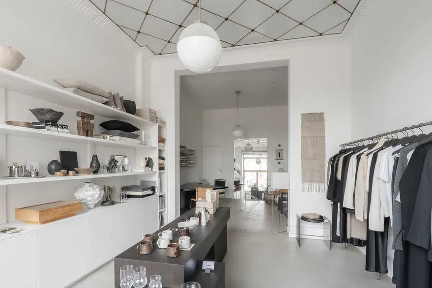 Pièces - Showroom with High Windows in Toldbodgade