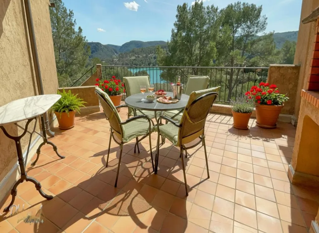 Terrasse - Villa pied dans l'eau avec port privé près du lac d'Esparron