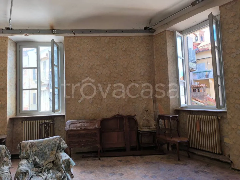 Séjour - Historic Apartment with Piazza View in Mondovì