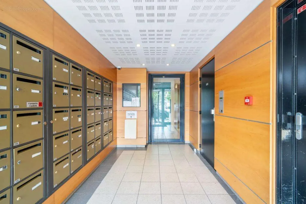 Hallway - 3-Bed Flat with Balcony in Bobigny